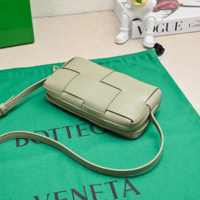 Batch 1120 Lazy and casual is the ultimate meaning of relaxation. Brick cassette has a unique quiet power, which is fashionable without losing aura🧩Classic weaving and neutral style can create a casual and high-end texture. The shoulder strap is adjustable and can be worn on one shoulder or under the armpit, and can be worn as a crossbody at will. Although it is a small size, it can actually hold a lot of belongings, and it is also very light~ This travertine green version of mine feels like it has given spring new vitality🍃 I will grab the versatile item first! Style number: 6816# Size: 18*9*3.5cm